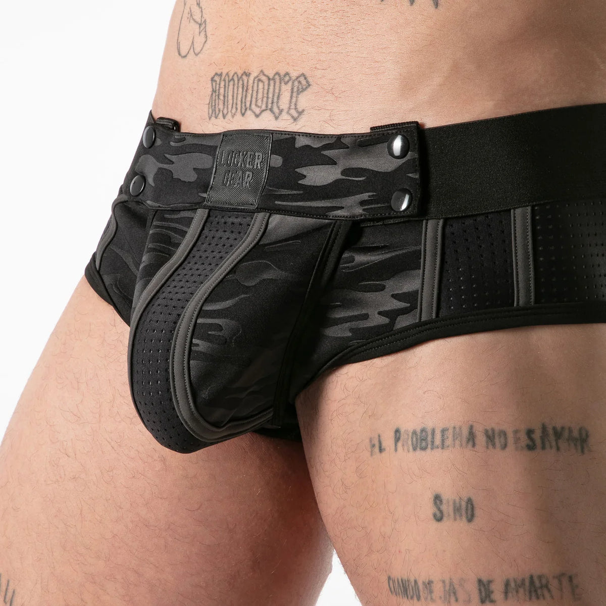 Détail du slip-jockstrap Full Military Access noir : camouflage, pressions et empiècements perforés