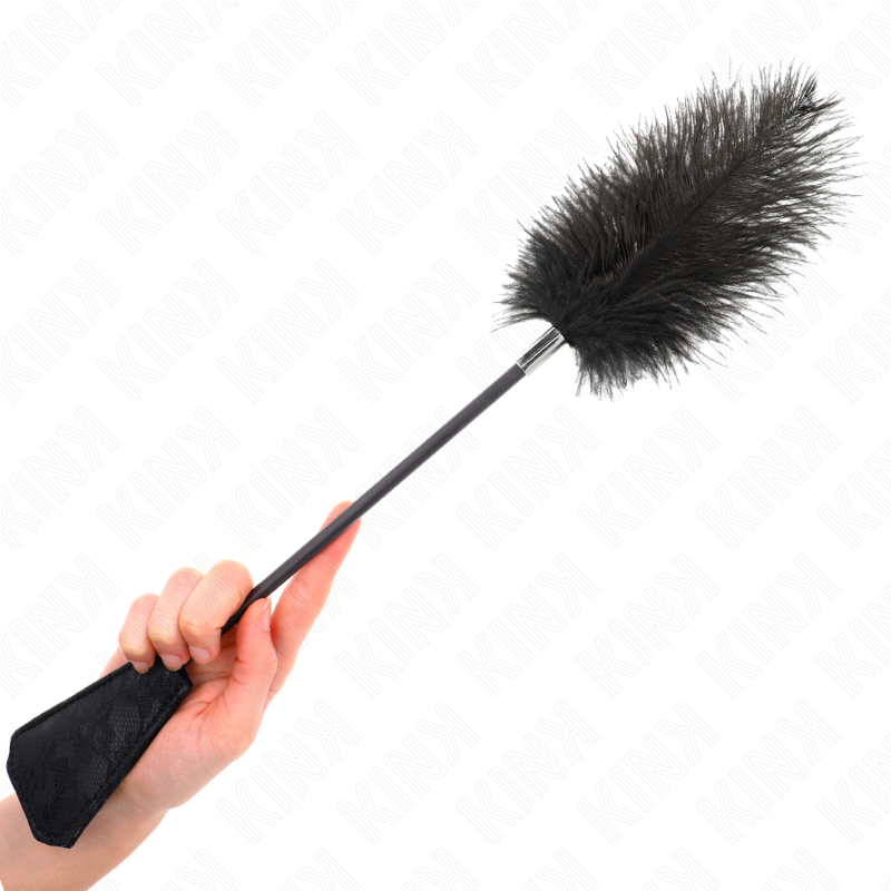 Fouet Plumeau d'autruche et mini paddle en dentelle 56 cm en PVC noir vu de face