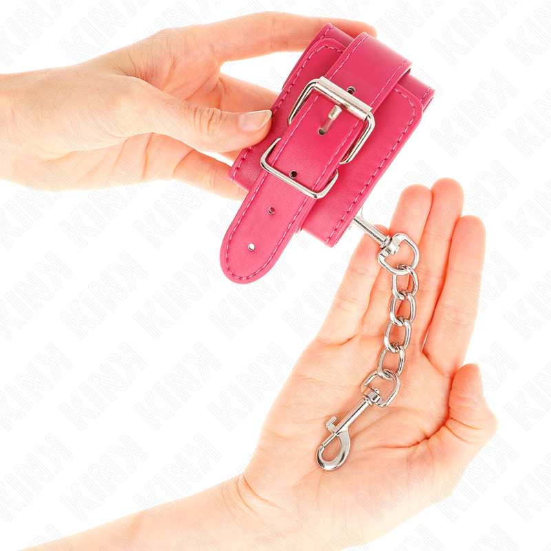 Gros plan sur la boucle réglable rose et la chaîne amovible des menottes KINK