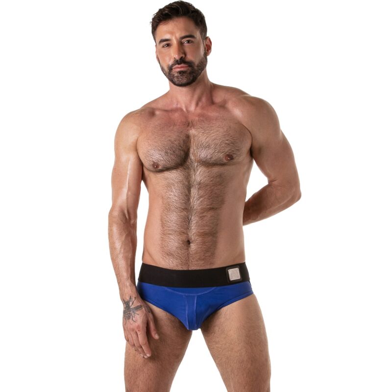 Jockstrap Lock It blu Locker Gear indossato di fronte con cintura nera alta e placca metallica