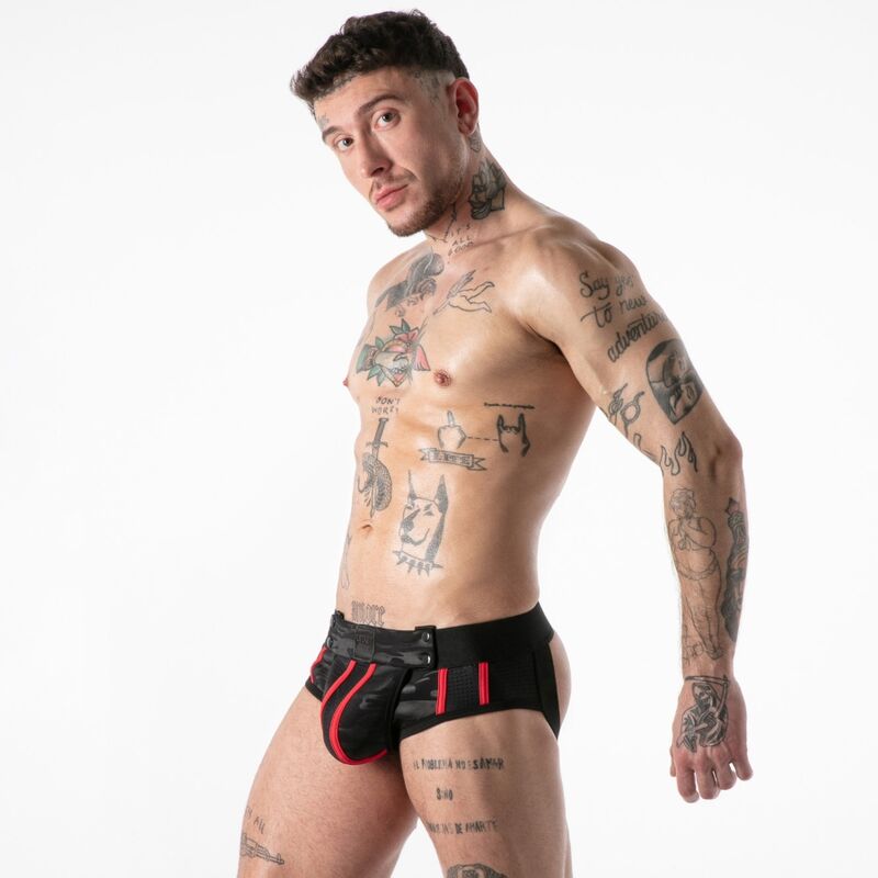 Vue de trois quarts du slip-jockstrap Full Military Access noir et rouge, avec poche avant en place