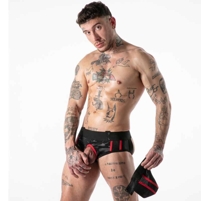 Slip-jockstrap Full Military Access noir et rouge porté avec la poche avant détachée tenue à la main