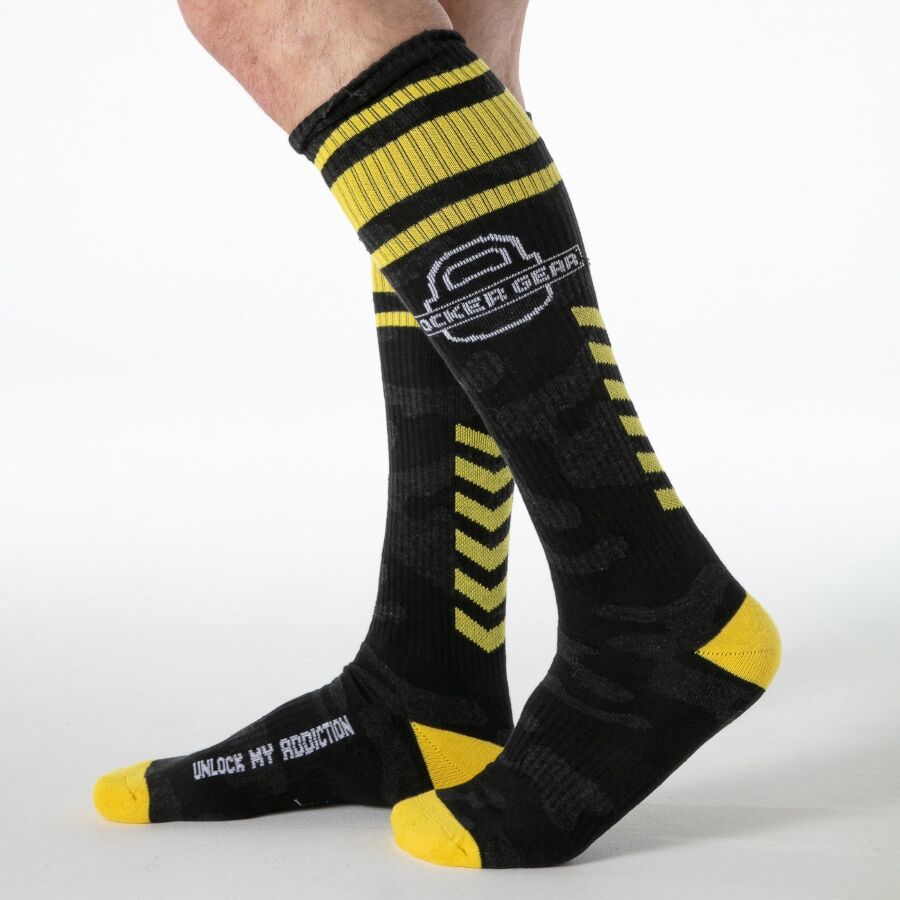 Chaussettes hautes noires Locker Gear à détails jaunes portées, vue de profil