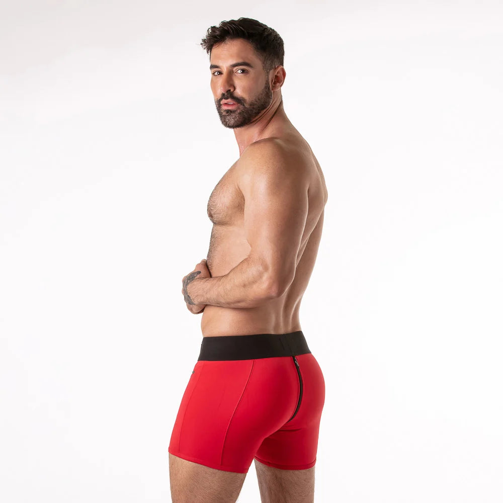 Rode Lock It boxershort van achteren gedragen