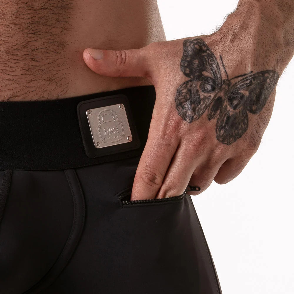 Klein voorzakje en metalen logo op de zwarte Lock It boxershort