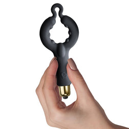Prise en main du cockring vibrant noir en silicone souple