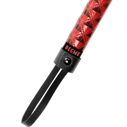 Martinet BDSM à lanières fines noires et manche rouge verni — vue 4