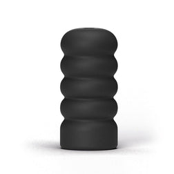 Masturbateur compact noir à la surface ondulée pour une prise en main facile
