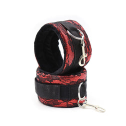 Menottes poignets velours noir doublé dentelle rouge — vue 3