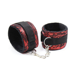 Menottes poignets velours noir doublé dentelle rouge
