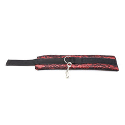 Menottes poignets velours noir doublé dentelle rouge — vue 6