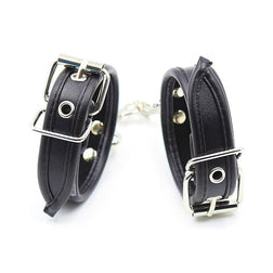 Menottes simili cuir noir fines avec mousqueton — vue 3