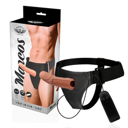 Harnais strap-on creux vibrant Marcos 15 cm en TPR couleur peau, vue de face