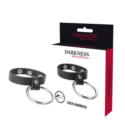 Cockring harnais noir réglable avec anneau métallique rigide.