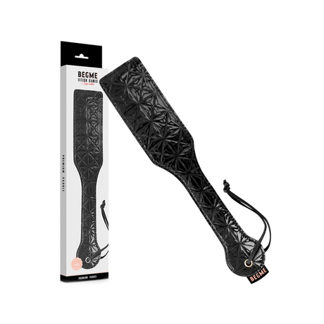 Fouet Paddle cuir végan noir verni matelassé 32 cm en Cuir végan noir vu de face