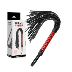 Martinet BDSM à lanières fines noires et manche rouge verni