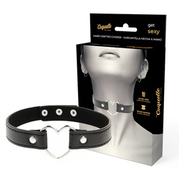 Choker noir en cuir végan avec cœur métallique argenté.