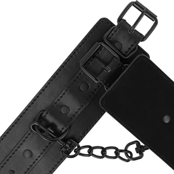 Menottes BDSM rembourrées chaîne métal végan — gros plan