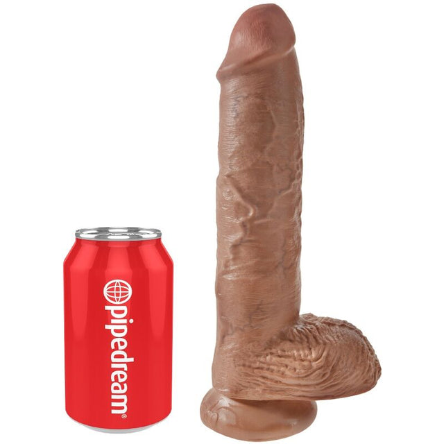 Gode King Cock caramel présenté près d’une canette Pipedream pour l’échelle