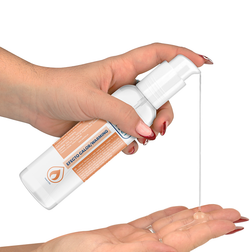 Application du lubrifiant chauffant Waterfeel dans la main avec la pompe