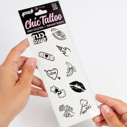 Main tenant une planche de tatouages temporaires avec messages mutins