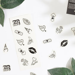 Vue rapprochée des motifs de tatouages éphémères sur fond blanc