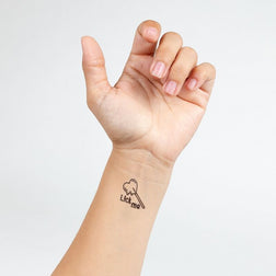 Tatouages temporaires coquins appliqués sur le poignet d'un homme