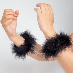 Menottes plumes marabout noires — Secret Handcuffs — vue de profil