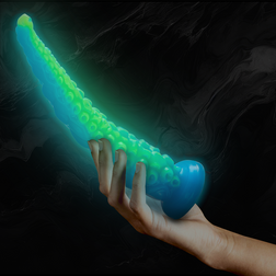 Gode tentacule fluorescent brillant sous lumière noire tenu en main