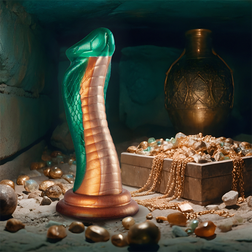 Gode cobra posé dans un décor de trésor avec pièces dorées