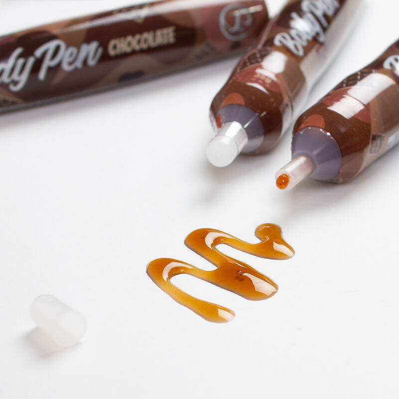 Gros plan des embouts Body Pen chocolat et de la peinture déposée
