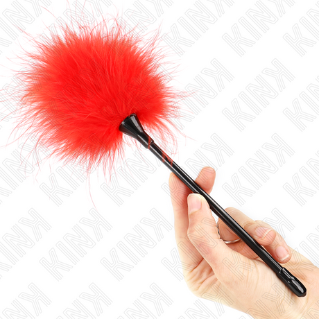 Harnais KINK - PLUMES TICKLE ROUGES UTILISÉES POUR LE KIT BONDAGE 27 CM vu de face