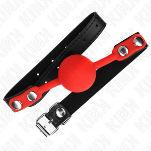 Roter KINK-Ballknebel mit Details der Metallschnalle und Verstelllöcher