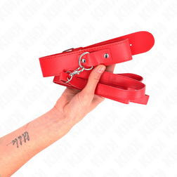 Collier large rouge et laisse simili longue — Kink — gros plan