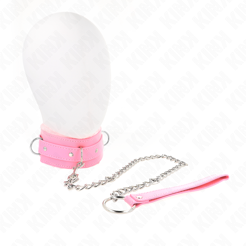 Collier BDSM rose à trois anneaux porté par un mannequin avec sa laisse chaîne et sa poignée rose