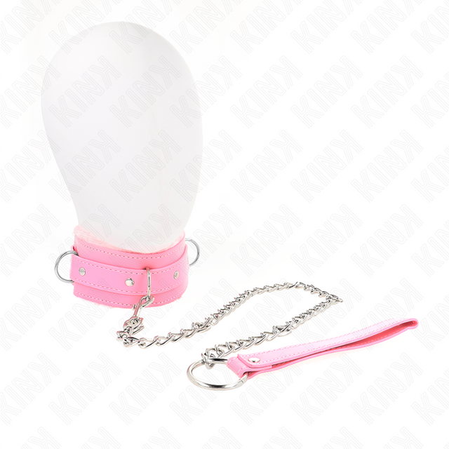Collier BDSM rose à trois anneaux porté par un mannequin avec sa laisse chaîne et sa poignée rose