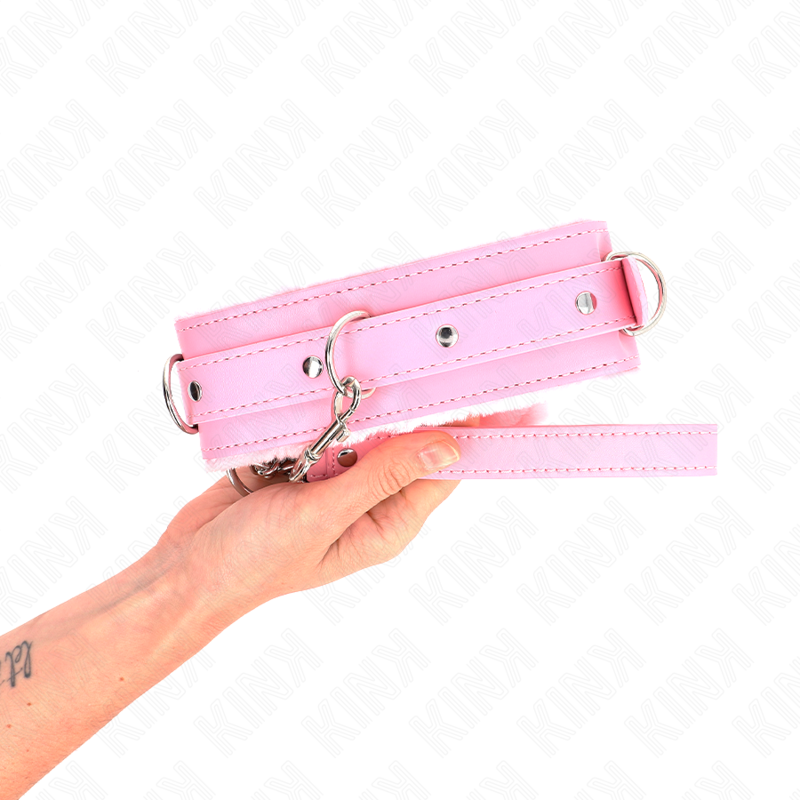 Collier rose avec doublure peluche et laisse détachable, présenté dans une main