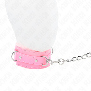 Gros plan du mousqueton de la laisse fixé à l'anneau du collier rose