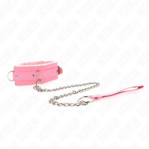Ensemble collier rose et laisse chaîne argentée déployé sur fond blanc