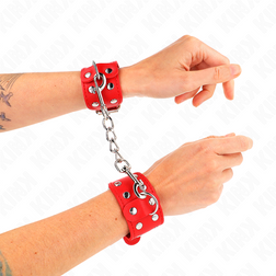 Gros plan sur la texture de l'accessoire Menottes bondage rouges à double rangée de clous