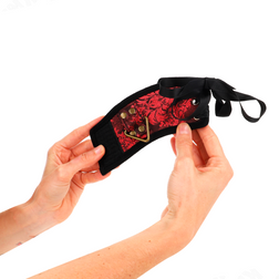 Menottes poignets bondage dentelle rouge chaîne bronze — Scandal — vue 4
