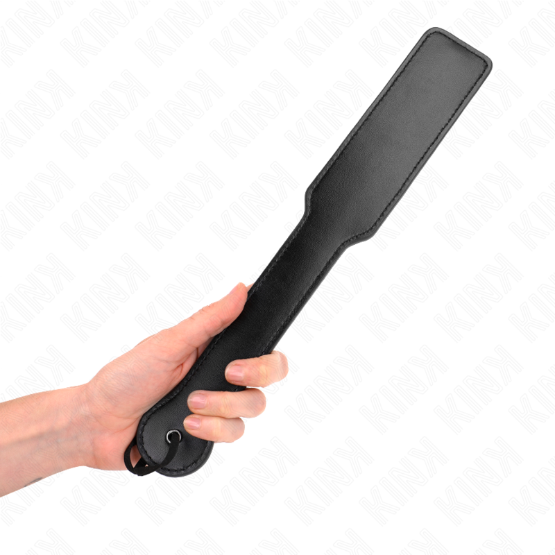 Paddle noir à manche long tenu en main, avec tête rectangulaire et lien au manche