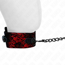 Collier cuir dentelle rouge et laisse chaîne — Kink — gros plan