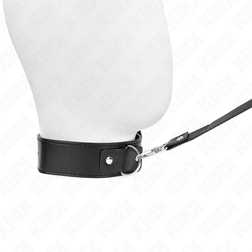 Primo piano del collare KINK nero su un manichino, con anello frontale e guinzaglio agganciato.