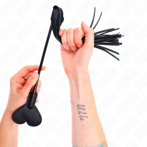 Fouet Mini Martinet et tapette cœur 35 cm — Kink vu de face pour un plaisir sensuel ou intense