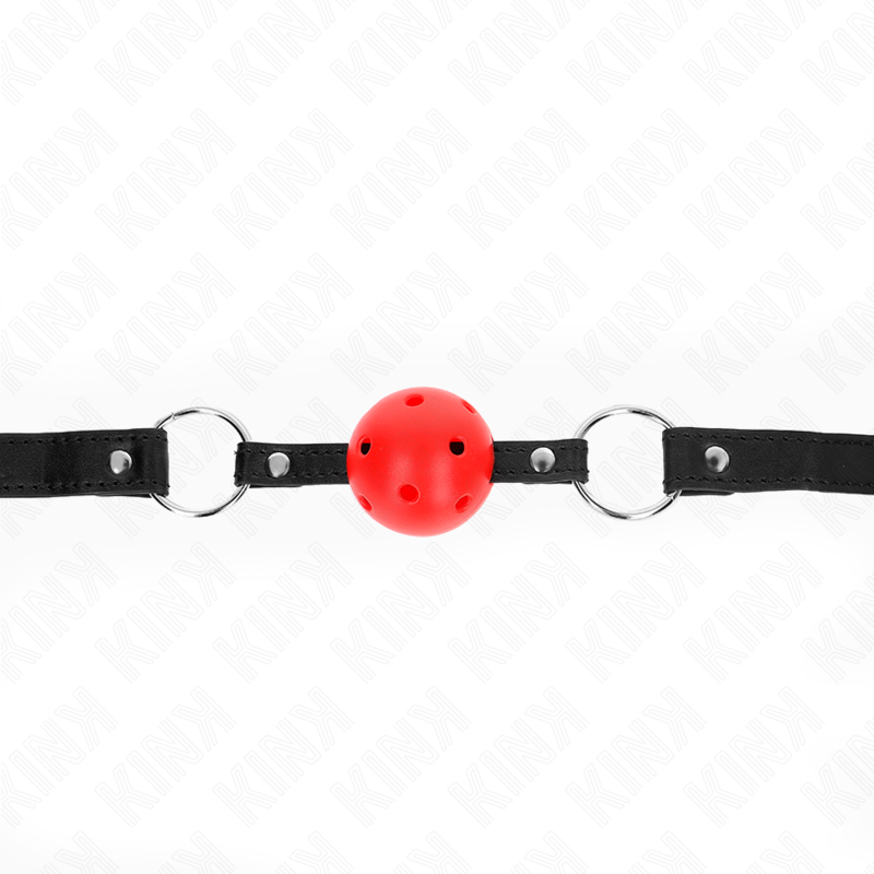 Vue de face du bâillon boule rouge ajourée et de sa sangle noire déployée