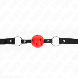 Vue de face du bâillon boule rouge ajourée et de sa sangle noire déployée