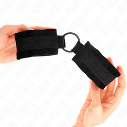 Menottes poignets fourrure noire avec anneau central 4 cm — image 4