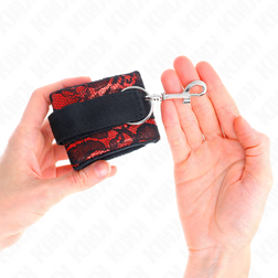Vue sous un autre angle de l'accessoire Menottes bondage rembourrées dentelle velours rouge et noir