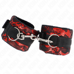 Gros plan sur la texture de l'accessoire Menottes bondage rembourrées dentelle velours rouge et noir